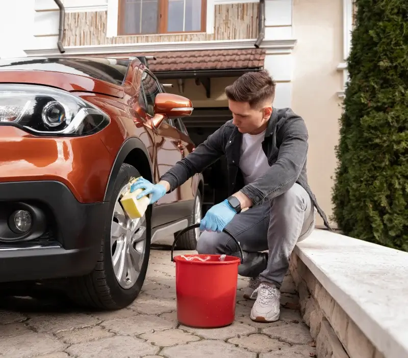 Lavage auto à domicile Banize : professionnel intervenant sur un véhicule